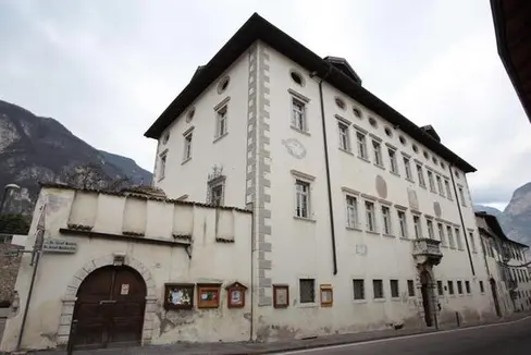 In Salurn plant die Gemeinde die Sanierung und Erweiterung des Ansitzes Herrenhofs als Kulturzentrum. Auch die Musikschule Unterland und die italienische Musikschule Vivaldi sollen darin untergebracht werden. (Foto: LPA)