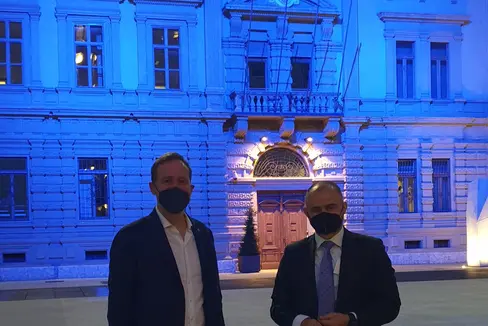 L'assesssore Bessone e il direttore di ripartizione del Patrimonio Daniel Bedin sotto il Palazzo Widmann illuminato di blu (Foto: ASP)
