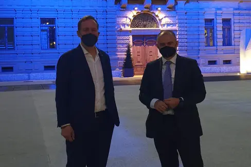 LR Bessone und der Direktor der Vermögensabteilung Daniel Bedin vor dem blau beleuchteten Sitz der Landesregierung am Magnago-Platz in Bozen (Foto: LPA)
