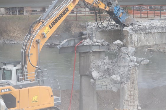 Una delle fasi iniziali dei lavori di demolizione del vecchio ponte sull'Adige a Egna. Sarà sostituito da due moderne strutture (Foto: ASP/Maja Clara)