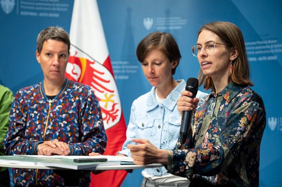 Gundula Ludwig (von links), Julia Ganterer und Laura Volgger haben seit 2023 an der Studie zur sexualisierten Gewalt in Südtirol gearbeitet. (Foto: LPA/Fabio Brucculeri)