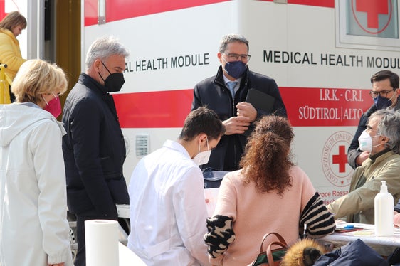 Soziallandesrätin Deeg, Bevölkerungsschutzlandesrat Schuler und Landeshauptmann Kompatscher (v.li.) bei der mobilen Klinik vor dem Erstaufnahmezentrum in Bozen Süd (Foto: LPA/Maja Clara)
