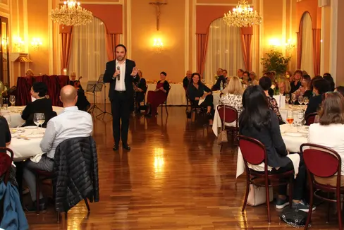 Landesrat Achammer hat hundert jüngst in den Ruhestand getretene Lehrpersonen und zehn Schulführungskräfte verabschiedet und ihnen für die jahrzehntelange Bildungsarbeit gedankt. (Foto: Bildungsdirektion/Susanne Gasser)