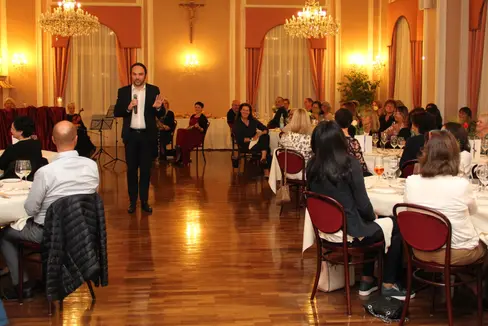 Landesrat Achammer hat hundert jüngst in den Ruhestand getretene Lehrpersonen und zehn Schulführungskräfte verabschiedet und ihnen für die jahrzehntelange Bildungsarbeit gedankt. (Foto: Bildungsdirektion/Susanne Gasser)