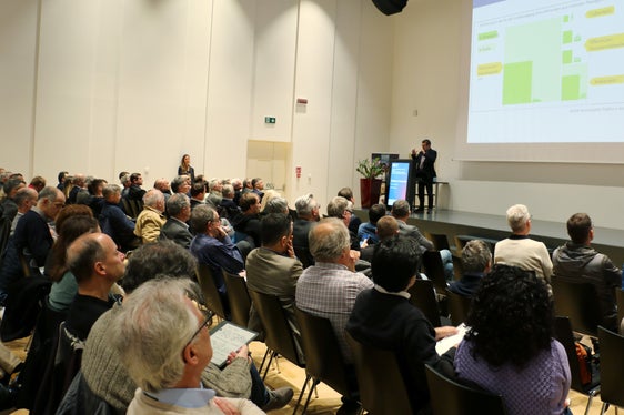 Mobilitätsexperte Stefano Ciurnelli stelle bei der gut besuchten Tagung zum Parkraummanagment verschiedene technologische und strategische Ansätze vor. (Foto: LPA/Ingo Dejaco)