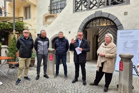 Mit der Restaurierung des Eccel-Kreuzer-Museums geben wir der Stadt Bozen ein Gebäude von großem historischem Wert zurück, das unter Wahrung seiner ursprünglichen Identität aufgewertet wird, sagte Landesrat Christian Bianchi (zweiter von rechts). An seiner Seite Landeskonservatorin Karin Dalla Torre und (von links) Architekt Rudolf Perktold, Projektleiter Hans Peter Santer und Andrea Sega, Direktor des Landesamtes für Hochbau Ost. (Foto: LPA/Gianluca Crocco)