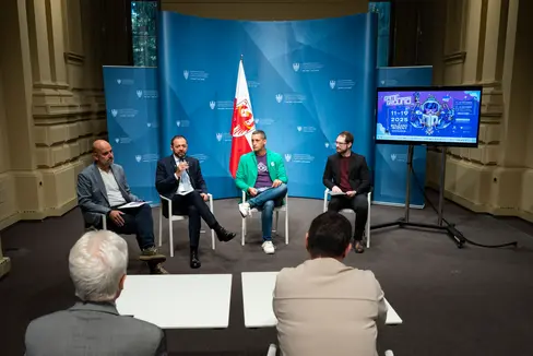 A Bolzano, dal 17 al 19 ottobre, un lungo weekend dedicato a giochi ed eventi. Nella foto (da sinistra) Stefano Santoro (Ufficio Politiche giovanili Comune di Bolzano), il vicepresidente della Provincia Marco Galateo, Aaron Damian (associazione BeYoung-UPAD) e il direttore artistico di Game Ground Mario Petillo. (Foto: USP/Fabio Brucculeri)