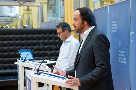 Una nuova normalità caratterizza il mercato del lavoro altoatesino, hanno sottolineato L'assessore provinciale Achammer e il direttore di Ripartizione Luther nel corso della ipresentazione odierna del Rapporto sul mercato del lavoro (Foto: ASP/Fabio Brucculeri)