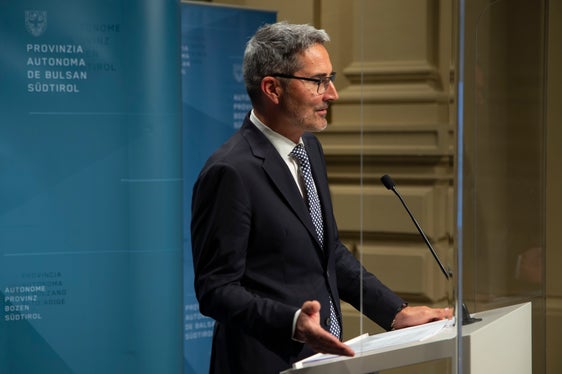 Landeshauptmann Arno Kompatscher erklärte auf der Pressekonferenz im Anschluss an die Regierungssitzung, dass das Land in Zukunft das Doppelte für die Erneuerung und den Ausbau der Fernwärmesysteme in die Hand nehmen werde müssen, um so auch der Abhängigkeit von fossilen Brennstoffen zu verringern. (Foto: LPA/Fabio Brucculeri)