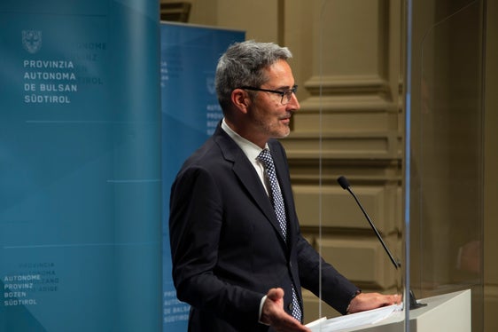 Landeshauptmann Arno Kompatscher erklärte auf der Pressekonferenz im Anschluss an die Regierungssitzung, dass das Land in Zukunft das Doppelte für die Erneuerung und den Ausbau der Fernwärmesysteme in die Hand nehmen werde müssen, um so auch der Abhängigkeit von fossilen Brennstoffen zu verringern. (Foto: LPA/Fabio Brucculeri)