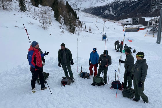An drei Orten - im Bild Schnals - haben die Mitarbeiterin und die Mitarbeiter des Lawinenwarndienstes im Landesamt für Meteorologie und Lawinenwarnung in der Agentur für Bevölkerungsschutz jeweils einen Tag lang wichtige Grundlagen in Sicherheitskursen für Försterinnen und Förster vermittelt. (Foto: LPA/Lawinenwarndienst)