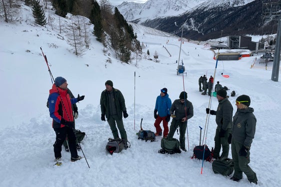 An drei Orten - im Bild Schnals - haben die Mitarbeiterin und die Mitarbeiter des Lawinenwarndienstes im Landesamt für Meteorologie und Lawinenwarnung in der Agentur für Bevölkerungsschutz jeweils einen Tag lang wichtige Grundlagen in Sicherheitskursen für Försterinnen und Förster vermittelt. (Foto: LPA/Lawinenwarndienst)