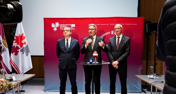 Conferenza stampa dopo la seduta della Giunta dell’Euregio il 26 settembre 2024 a Bressanone con i presidenti (da sinistra) Maurizio Fugatti (Provincia autonoma di Trento), Arno Kompatscher (Euregio e Provincia autonoma di Bolzano) e Anton Mattle (Tirolo) (Foto: USP/Fabio Brucculeri)