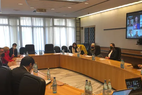 La conciliazione famiglia-lavoro al centro di un incontro tra la Giunta e i rappresentanti di Economia Alto Adige, Alleanza per le famiglie e KFS Katholischer Familienverband (Foto: ASP/Benedikt Werth)