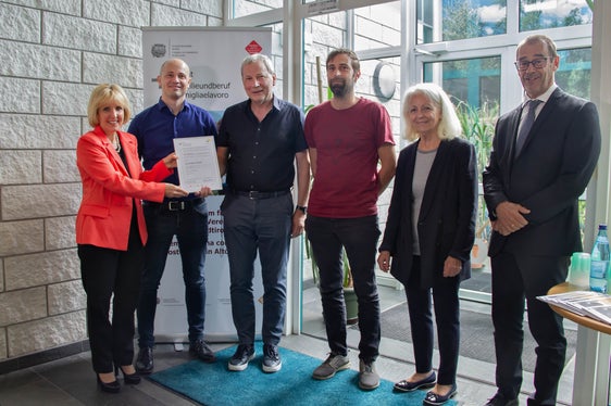 L'azienda tipografica a conduzione familiare Lanarepro di Lana è uno dei 24 datori di lavoro altoatesini che hanno completato con successo tutte le fasi dell'audit famigliaelavoro (nella foto da sinistra a destra: l'assessora provinciale Waltraud Deeg, Lukas, Eduard e Michael Niedrist di Lanarepro, l'auditor Marlene Preims e il segretario generale della Camera di Commercio Alfred Aberer) (Foto: ASP/Greta Stuefer)