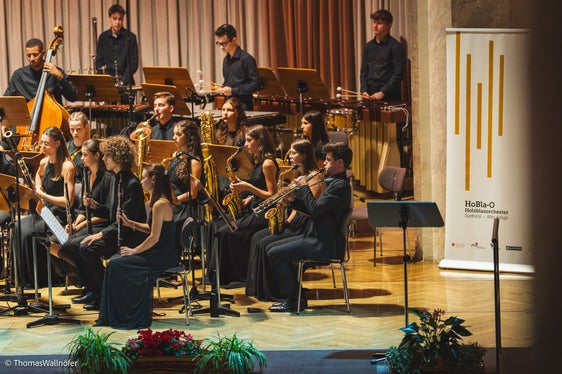 Das Holzblasorchester HoBla-O wurde 2009 gegründet; das Bild entstand am 31. August des Vorjahres bei einem Konzert im Meraner Kursaal. (Foto: LPA/Landesdirektion Deutsche und ladinische Musikschule/Thomas Wallnöfer)