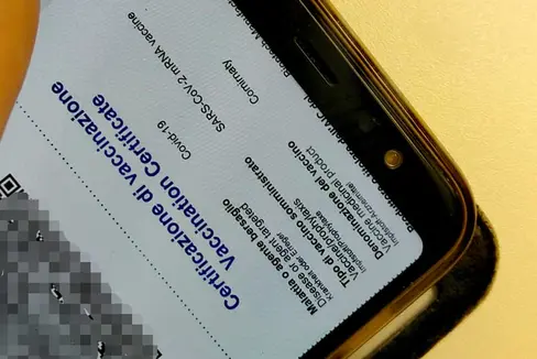 Den Green Pass, am besten 2G (Geimpft oder Genesen), gilt es weiter stets zur Hand zu haben, denn er gilt als Zutritt für verschiedene Bereiche. (Foto: LPA)