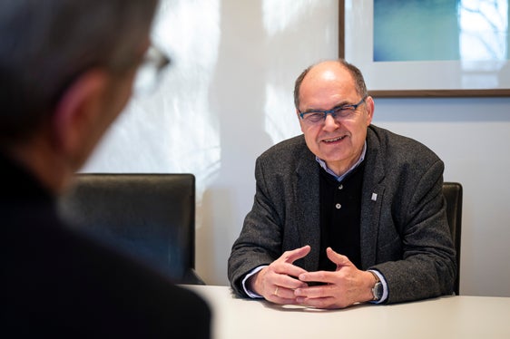 “Esperienze come quella dell'Alto Adige possono fornire spunti preziosi, senza ignorare le differenze storiche e politiche”, ha sottolineato Christian Schmidt (a destra) durante il colloquio con il presidente della Provincia Arno Kompatscher (inquadrato di spalle). (Foto: USP/Fabio Brucculeri)