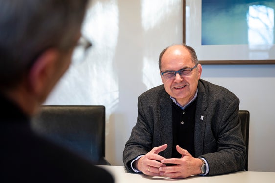 Erfahrungen wie jene Südtirols können wertvolle Anregungen liefern – ohne historische und politische Unterschiede auszublenden, betonte Christian Schmidt (rechts) im Gespräch mit Landeshauptmann Arno Kompatscher (von hinten). (Foto: LPA/Fabio Brucculeri)