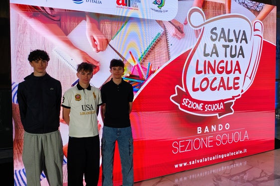 Gli studenti dell'Istituto tecnico economico delle Scores Altes di La Villa in Badia festeggiano i successi ottenuti al concorso “Salva la tua lingua locale” a Roma: da sinistra a destra Edoardo Alfarei, Samuel Pizzinini und Mark Planinschek (Foto: USP)