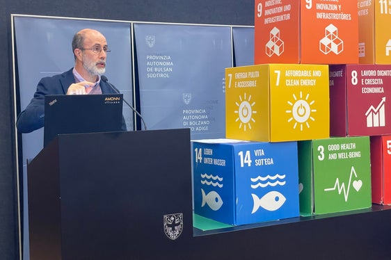 Das Problem bestehe nicht darin, weniger Abfall zu produzieren, sondern sich auf den Verbrauch zu konzentrieren, erklärte Giulio Angelucci im Rahmen der Podiumsdiskussion zum nachhaltigen Konsum im Landhaus 1 in Bozen. (Foto: LPA/Gnews)