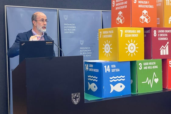 Il problema non è produrre meno rifiuti, ma concentrarsi sul consumo, ha spiegato Giulio Angelucci durante la tavola rotonda sul consumo sostenibile a Palazzo Widmann. (Foto: USP/GNews)