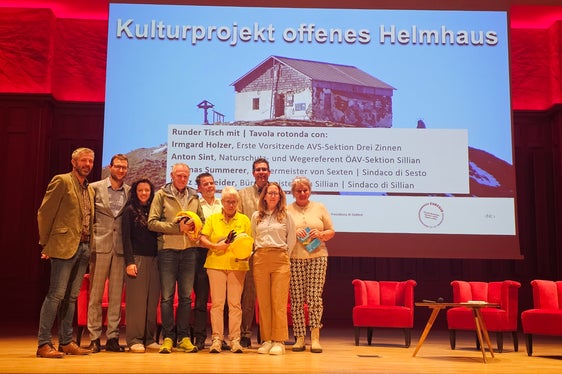 Gruppenfoto vor dem runden Tisch zum grenzüberschreitenden Kulturprojekt offenes Helmhaus. (Foto: Euregio)