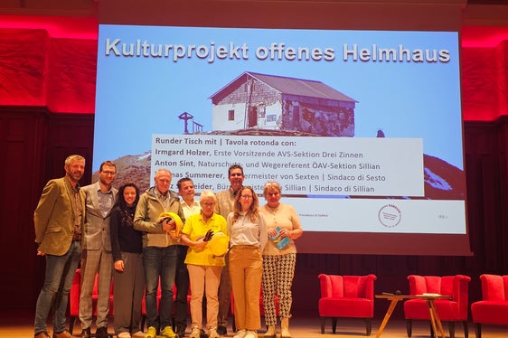 Foto di gruppo della tavola rotonda sul progetto culturale transfrontaliero Rifugio aperto Helm. (Foto: Euregio)
