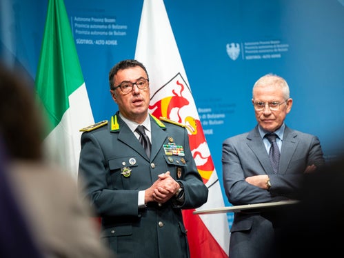 La convenzione consente concorsi dedicati per allievi marescialli e allievi finanzieri con attestato di bilinguismo, con possibilità di svolgere le prove principali anche in tedesco presso strutture messe a disposizione dalla Provincia, ha spiegato il comandante regionale della Guardia di Finanza, generale Gavino Putzu, nella foto a sinistra affiancato dal Commissario del Governo, prefetto Vito Cusumano. (Foto. USP/Fabio Brucculeri)