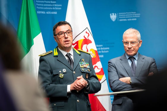 „Die Vereinbarung ermöglicht gezielte Bewerbungsverfahren für Feldwebel-Anwärter und Anwärterinnen - allievi marescialli - und Finanzbeamtinnen und -beamte mit Zweisprachigkeitsnachweis, bei denen die Hauptprüfungen in deutscher Sprache in den vom Land bereitgestellten Räumen durchgeführt werden können“, betonte General Putzu (links, auch im Bild mit Präfekt Vito Cusumano). (Foto: LPA/Fabio Brucculeri)