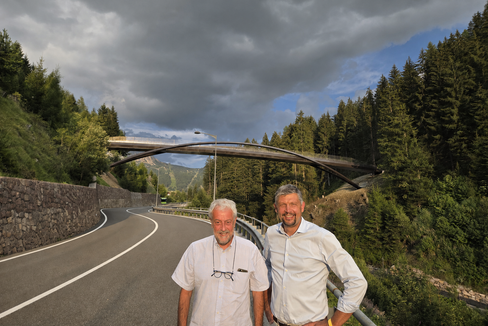 L’assessore provinciale alle Infrastrutture e alla Mobilità Daniel Alfreider (a destra nella foto) ha effettuato un sopralluogo insieme a Giuseppe Catalano, il quale ha seguito il percorso di assegnazione dei finanziamenti da parte del Ministero delle Infrastrutture e dei Trasporti. La visita è stata l’occasione per verificare sul posto il risultato dell’investimento e fare il punto sul completamento della ciclabile Rodaval. (Foto: USP/Dipartimento Infrastrutture e Mobilità)
