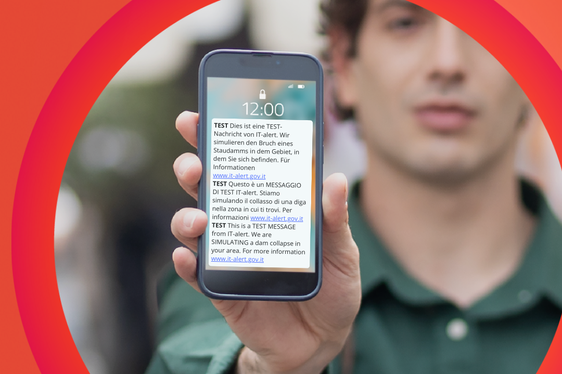 Un forte segnale acustico e un messaggio trilingue (italiano, tedesco e inglese) ha raggiunto oggi all'ora di pranzo tutti i telefoni cellulari nei Comuni dell'Alta Val Pusteria. (Foto: ASP/Agenzia per la Protezione civile)