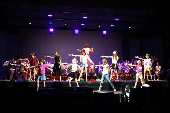 Anche durante l'estate 2024 bambini e giovani hanno goduto di un ricco programma estivo con musica, teatro, danza e canto. Nella foto: le prove per il concerto finale della Flohstreicherwoche a Brunico. (Foto: Direzione provinciale Scuola musicale tedesca e ladina)