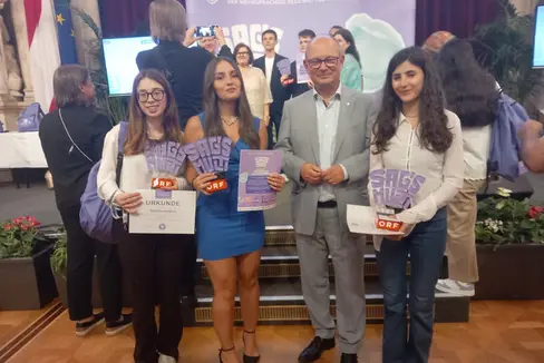 Elena Sofia Borghesi, Marissa Hoxha und Greta Lintner gemeinsam mit dem Präsidenten der Jury, Peter Wesely. (Foto: LPA/Gymnasium Torricelli)