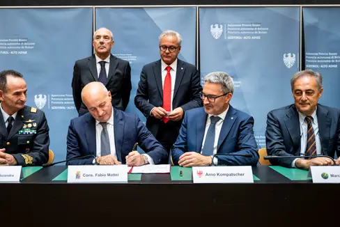 Am 21. Oktober fand die Unterzeichnung des fünften Programmabkommens im Rahmen des Einvernehmensprotokolls zwischen dem Land, dem Verteidigungsministerium und der Agentur für Staatsgüter statt (vorne von links): Generalinspektor Mario Sciandra, der Generalsekretär des Verteidigungsministeriums Fabio Mattei, Landeshauptmann Arno Kompatscher und der Direktor der Agentur für Staatsgüter Bozen, Marcello Bosica. (Foto: LPA/Fabio Brucculeri)