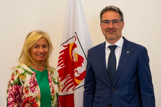 Lorenza Pantozzi Lerjefors, presidente della Sezione autonoma di Bolzano del Tribunale amministrativo regionale, ha fatto la sua visita inaugurale al presidente Kompatscher al Palazzo provinciale 1 di Bolzano. (Foto: ASP/Fabio Brucculeri)