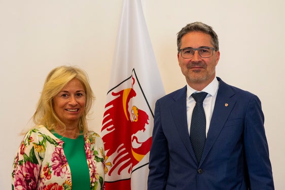 Lorenza Pantozzi Lerjefors, presidente della Sezione autonoma di Bolzano del Tribunale amministrativo regionale, ha fatto la sua visita inaugurale al presidente Kompatscher al Palazzo provinciale 1 di Bolzano. (Foto: ASP/Fabio Brucculeri)