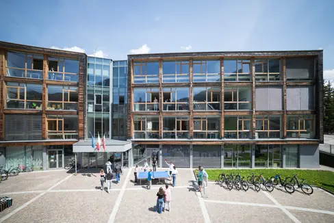 Fino al 15 febbraio sono aperte le iscrizioni online agli istituti secondari e professionali delle località ladine per l’anno scolastico 2024/25. Plurilinguismo, sport e creatività i punti di forza. Nell'immagine l'edificio della scuola Raetia e Cademia. (Foto: ASP/Direzione Istruzione, Formazione e Cultura ladina).