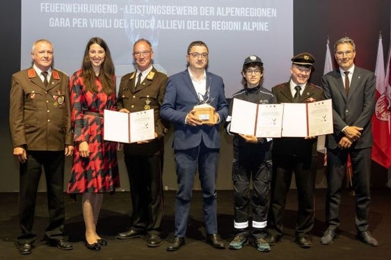 Come progetto transfrontaliero dell'Euregio, il progetto dei giovani vigili del fuoco è stato premiato con il titolo di Concorso per giovani vigili del fuoco delle regioni alpine (Foto: Ufficio stampa Trentino/Nicola Eccher)