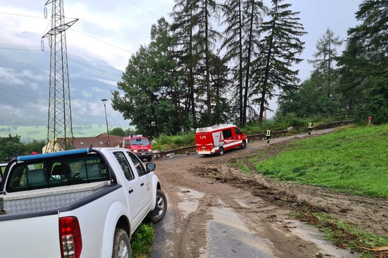 Vigili del fuoco volontari e del Corpo permanentei in azione nelle zone colpite dal maltempo. (Foto: ASP/Ufficio sistemazione bacini montani nord/Jan Kobald)