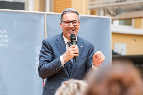 Il presidente Arno Kompatscher, nel suo intervento introduttivo, ha sottolineato la professionalità mostrata nel corso degli anni dagli oltre 400 dipendenti provinciali andati in pensione. (Foto: USP/Bernhard Aichner)