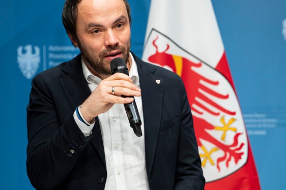 L'assessore provinciale all'Istruzione tedesca Philipp Achammer ha sottolineato che l'aumento salariale in termini reali non comporta prestazioni aggiuntive. Stiamo rispondendo alle crescenti esigenze nel settore dell'istruzione. Si tratta di un passo importante: seguiranno ulteriori misure, ha affermato Achammer. (Foto: USP/Fabio Brucculeri)