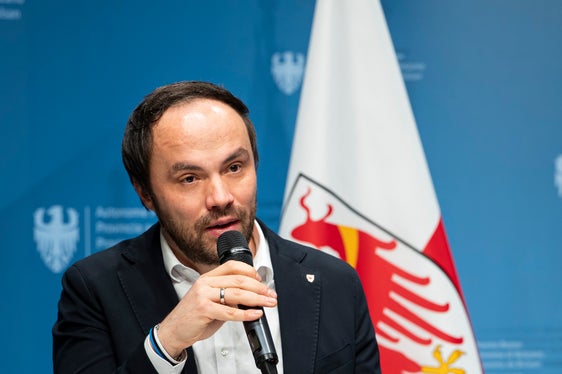 L'assessore provinciale all'Istruzione tedesca Philipp Achammer ha sottolineato che l'aumento salariale in termini reali non comporta prestazioni aggiuntive. Stiamo rispondendo alle crescenti esigenze nel settore dell'istruzione. Si tratta di un passo importante: seguiranno ulteriori misure, ha affermato Achammer. (Foto: USP/Fabio Brucculeri)