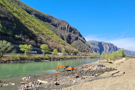 Das Landesamt für Wildbachverbauung Süd revitalisiert die Etsch bei der Pigloner Brücke in Pfatten (Foto: LPA/Agentur für Bevölkerungsschutz)