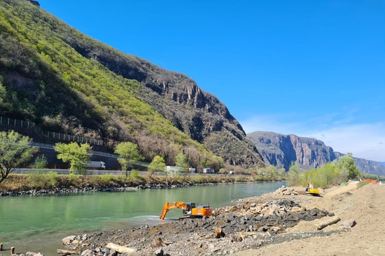 Das Landesamt für Wildbachverbauung Süd revitalisiert die Etsch bei der Pigloner Brücke in Pfatten (Foto: LPA/Agentur für Bevölkerungsschutz)