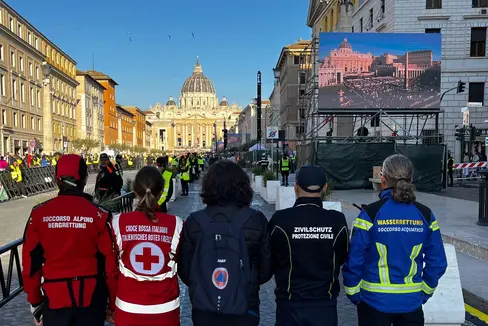 Per la terza volta quest'anno, un convoglio di volontari della Protezione civile altoatesina partirà in direzione di Roma. Nella foto d'archivio i rappresentanti delle organizzazioni locali in occasione dell'insediamento di Papa Leone XIV il 18 maggio. (Foto: USP/Archivio Agenzia per la Protezione civile)