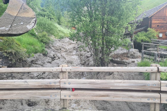 Nach anhaltenden Regenfällen hat sich heute (17. Juni) eine Mure in den Seresbach in Campill in der Gemeinde St. Martin in Thurn gewälzt, Freiwillige Feuerwehren, Wildbachverbauung, Landesforstkorps und Landesgeologen sind im Einsatz. (Foto: LPA/Landesamt für Wildbachverbauung Ost/Thomas Gamper)