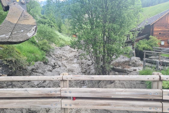 Nach anhaltenden Regenfällen hat sich heute (17. Juni) eine Mure in den Seresbach in Campill in der Gemeinde St. Martin in Thurn gewälzt, Freiwillige Feuerwehren, Wildbachverbauung, Landesforstkorps und Landesgeologen sind im Einsatz. (Foto: LPA/Landesamt für Wildbachverbauung Ost/Thomas Gamper)