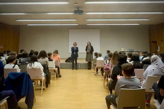 Il sovrintendente Vincenzo Gullotta, ieri (14 novembre), è stato ospite delle scuole di Bressanone. Nella foto all'Ipc con gli studenti e la dirigente Manuela Bernaroli (Foto: ASP/Luca Vaccarino)