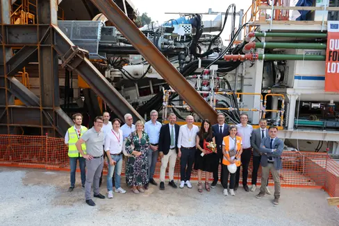 Von links: Sergio Ragnoli (Italferr), Martin Ausserdorfer (Infopoint BBT), Arbeitsdirektor Luca Zaccaria, Massimiliano Pempori (Italferr), Massimiliano Pempori (Italferr), Ezio Facchin, Kammerabgeordnete Renate Gebhard, Europaparlamentarier Herbert Dorfmann, Landesrat Daniel Alfreider, Bürgermeister Peter Pernthaler (Villnöß), TBM-Patin Kathrin Leitner, Landeshauptmann Arno Kompatscher, Marina Zanetti (Implenia/Consorzio Dolomiti), Simone Centis (Webuild/Consorzio Dolomiti), Damiano Beschin (RFI) und Giuseppe Romea (RFI). (Foto: LPA/Ingo Dejaco)